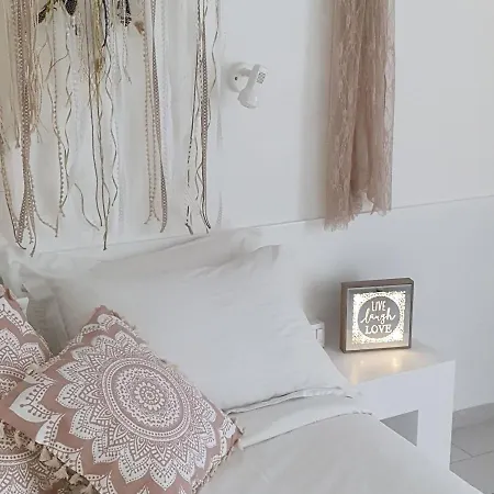 Sagma Lägenhetshotell Perissa (Santorini)